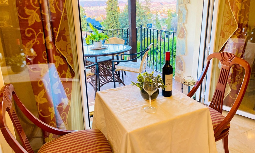 Image 6: ¡Saborea un menú de platos tradicionales con vistas a toda Granada!