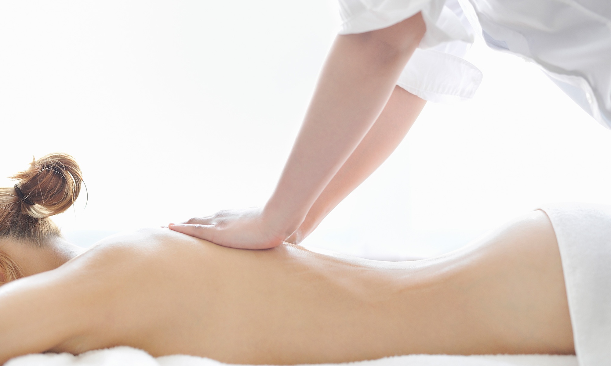 Masaje descontracturante con ajuste vertebral, hombros y tobillo