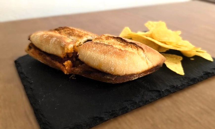 Image 7: Menú Tosta para 2 o 4, con entrantes, montaditos y bebidas o vino