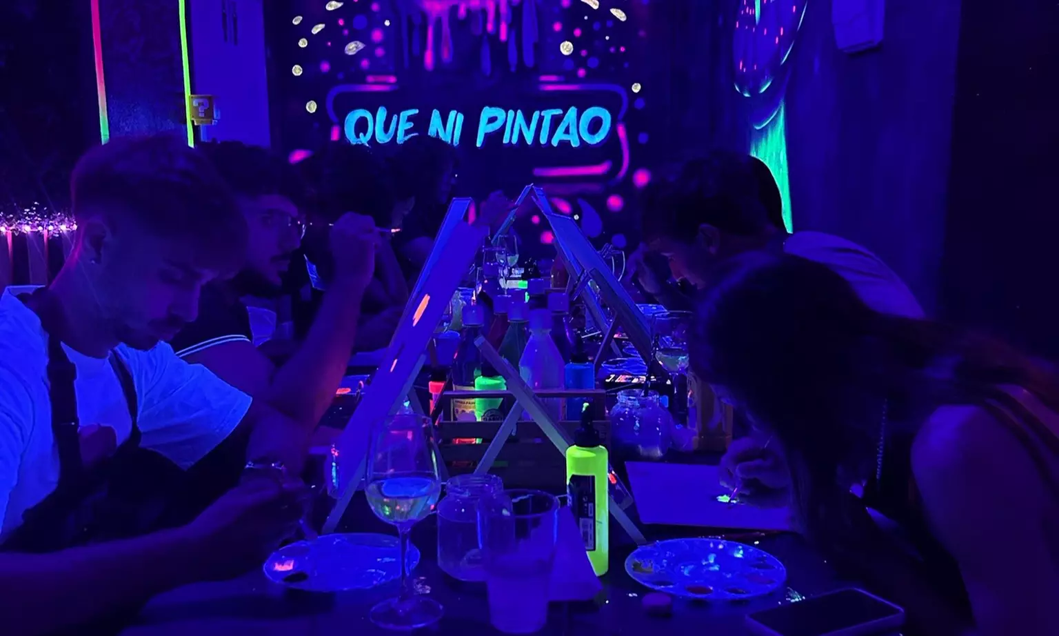 Taller de pintura fluorescente con vino ilimitado para 1 o 2 personas