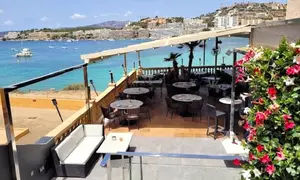 Menú mediterráneo para 2 o 4 personas con postres, opción a botella de vino y vistas al mar; ahorra hasta un 45%