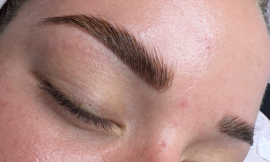 Image 1: Dale un toque diferente a tu mirada con estos servicios para pestañas