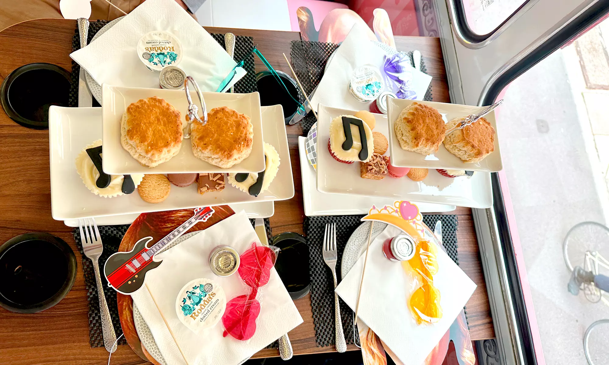 Afternoon Tea Bus with Panoramic Tour of London with Golden Tours Up