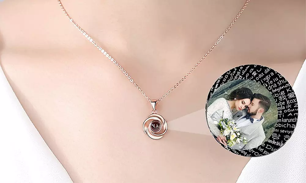 Halskette mit Projektion