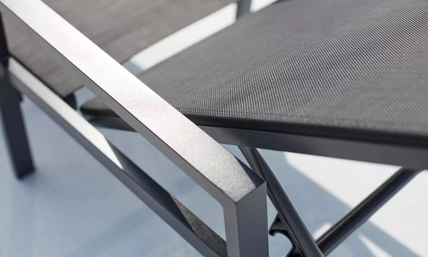 Lot de 2 transats en aluminium avec accoudoirs de Kocoon