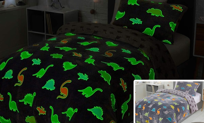 Image 2: Glow in the Dark Duvet Set