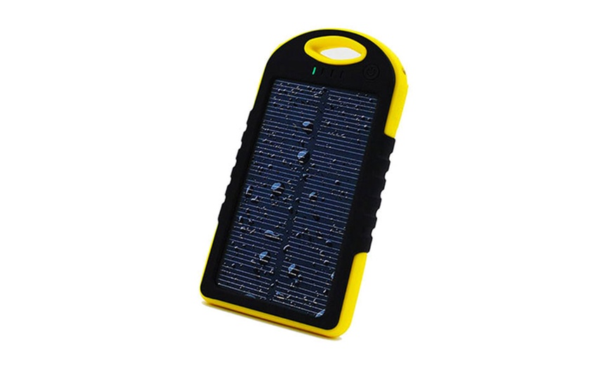 Image 7: Cargador portátil solar con doble puerto USB, resistente al agua