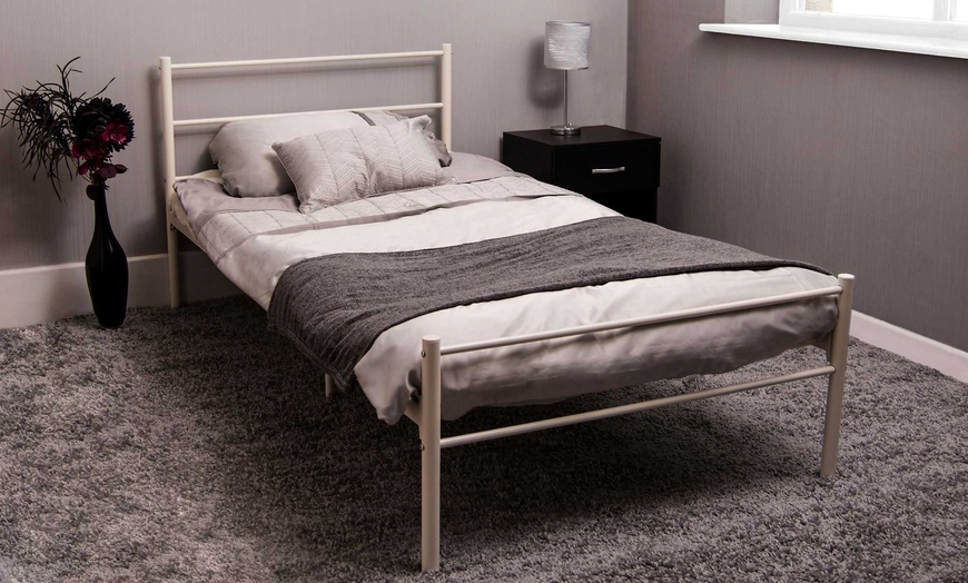 Image 4: Vida Designs Dorset Bedframe
