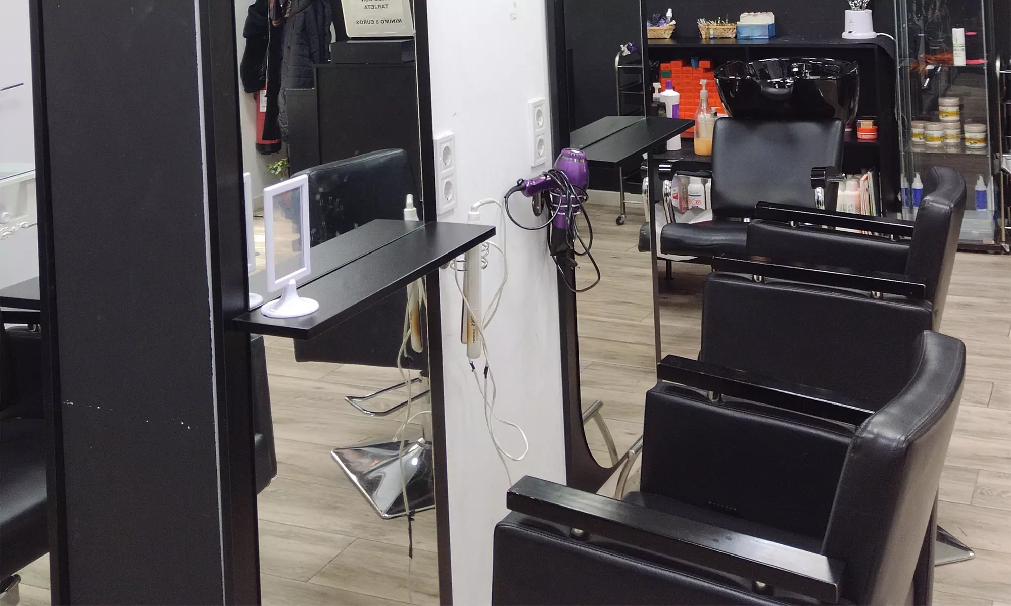 Sesión de peluquería con corte, tratamiento y tinte en Virginia Arias