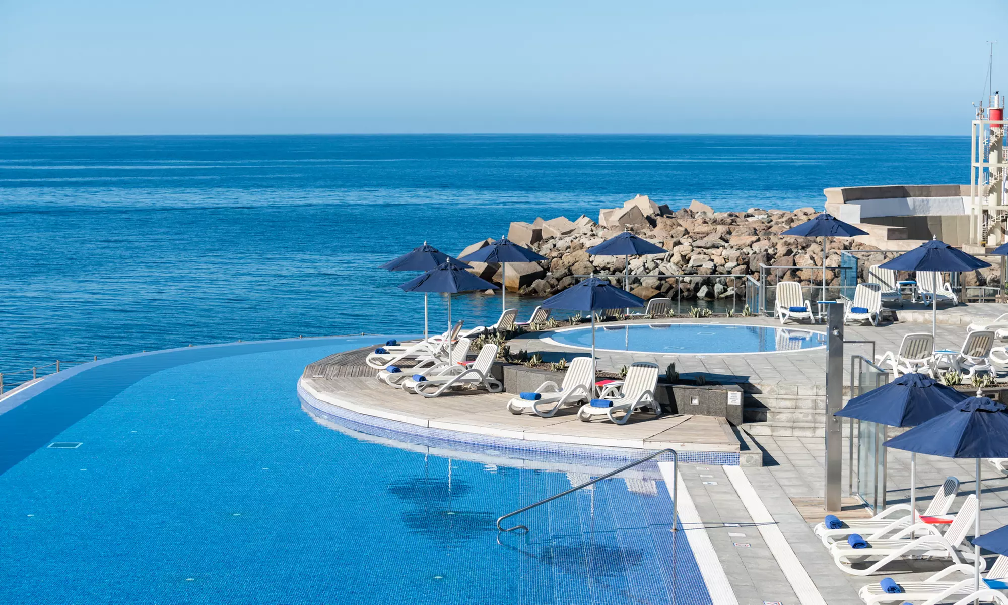 Day pass con hamacas, desayuno buffet y opción a comida para 2