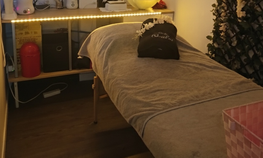 Image 2: Modelage relaxant, pierres chaudes et soin éclat à prix Groupon