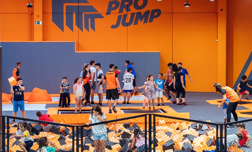 Image 7: Saltos en camas elásticas en Urban Planet Jump Sagunto