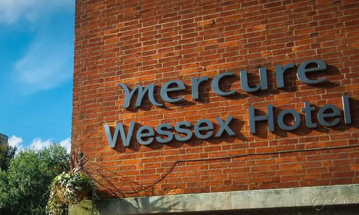 Winchester: 4* Classic Double Room with Breakfast and Late Check-out