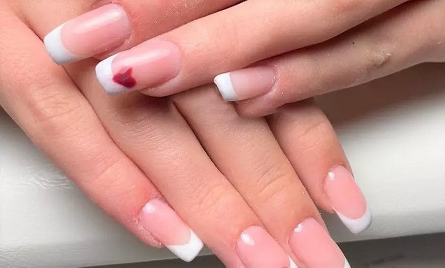 Image 12: 1 o 2 sesiones de manicura con esmaltado semipermanente o clásico 