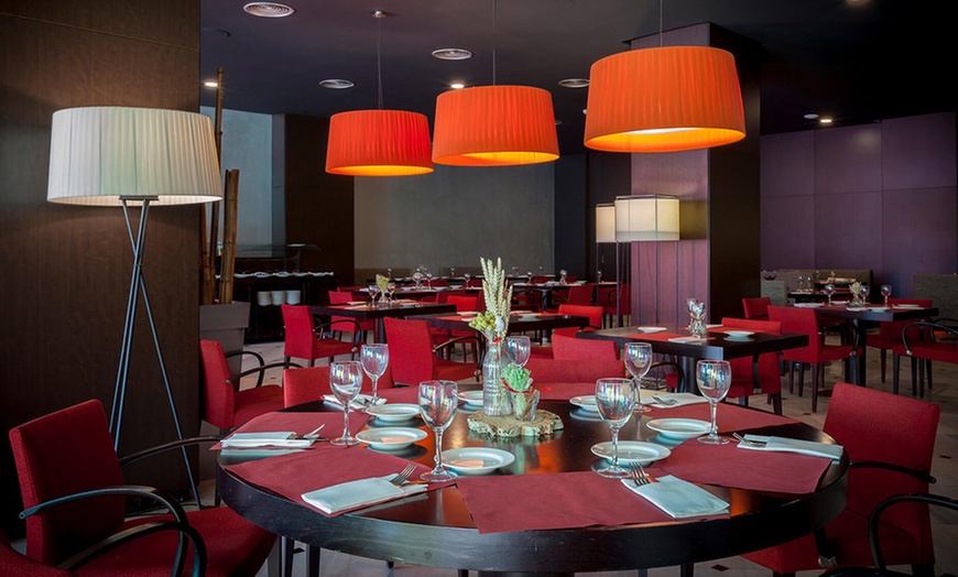 Image 4: Menu completo con entrantes, principales, postre y bebidas para 2 o 4 