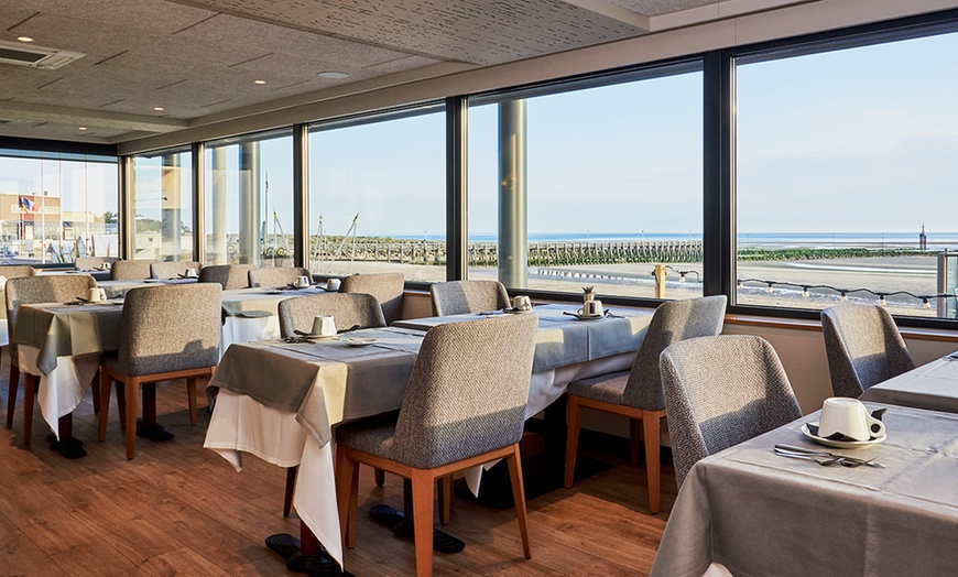 Image 16: Normandie : chambre double pour 2 avec petit-déjeuner et dîner