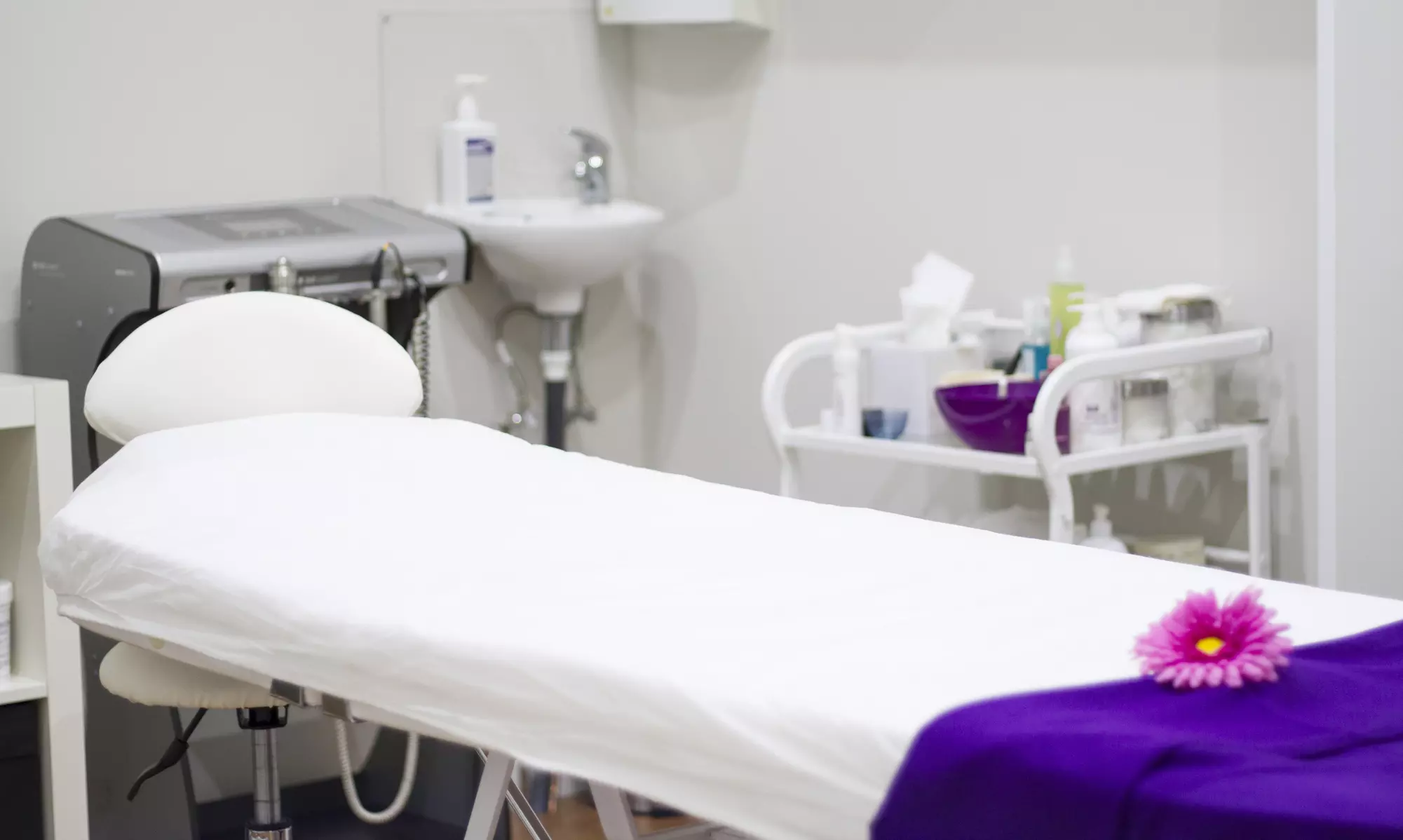 Masaje corporal a elegir con masaje craneofacial o peeling corporal para 1 persona en Divinity Clinic Medicina Estética - Primary Image