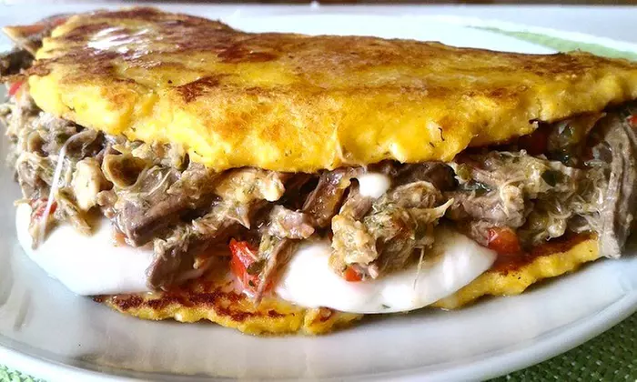 Menú venezolano para 2 o 4 con entrante, principal, postre y bebida