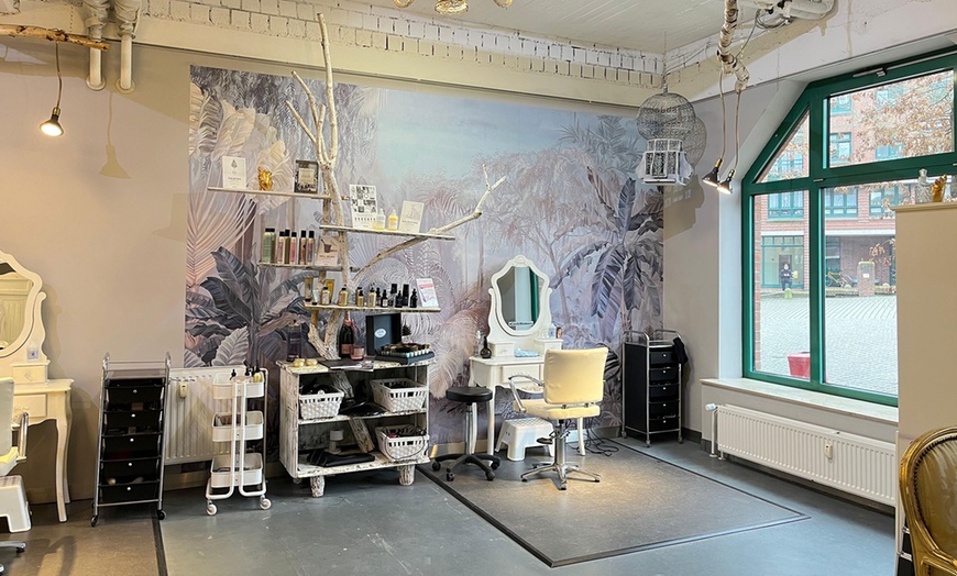 Image 4: Bis zu 63% Rabatt auf den Haarschnitt – Damen bei Stand By Me Hair And Make Up