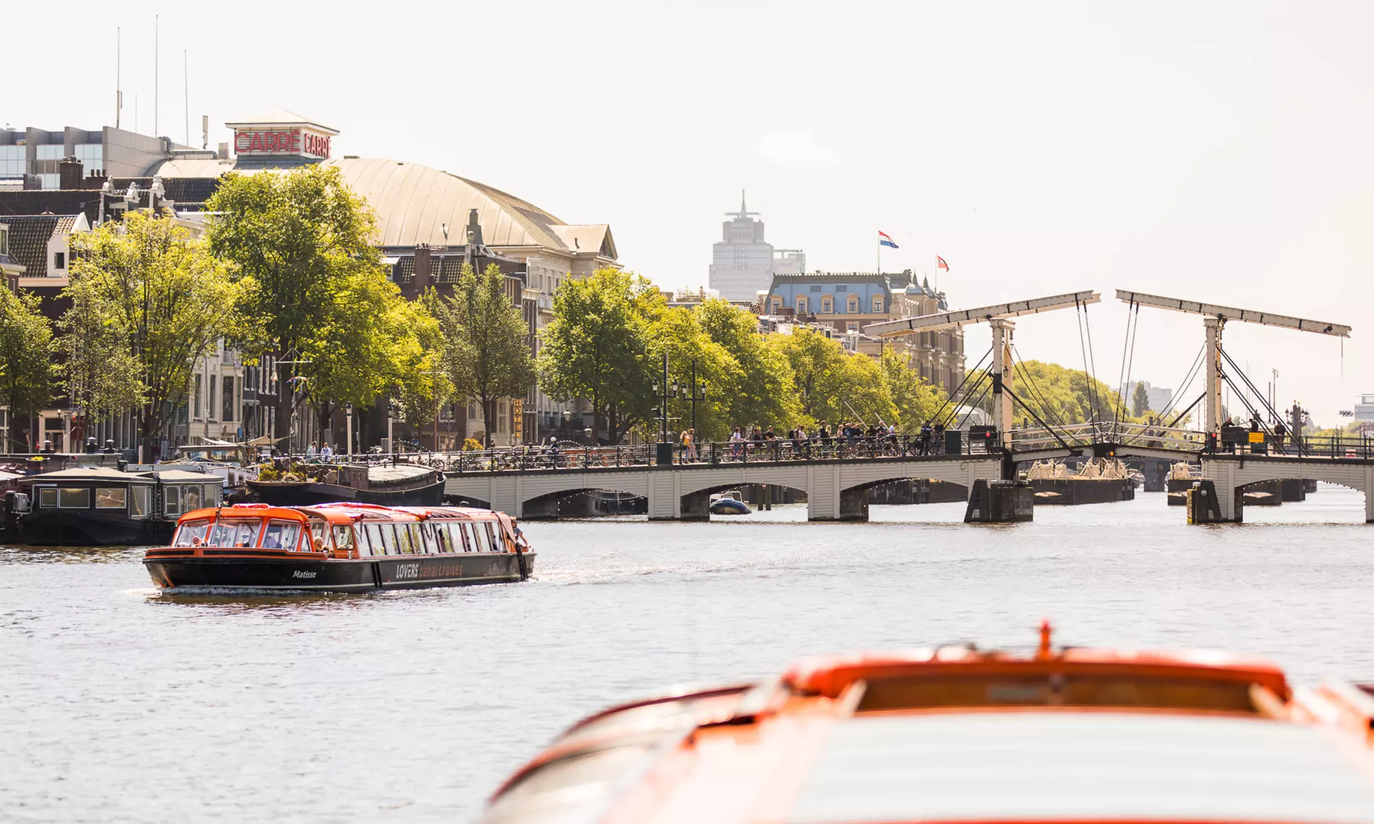 Erkunde tagsüber oder abends die ikonischen Grachten von Amsterdam
