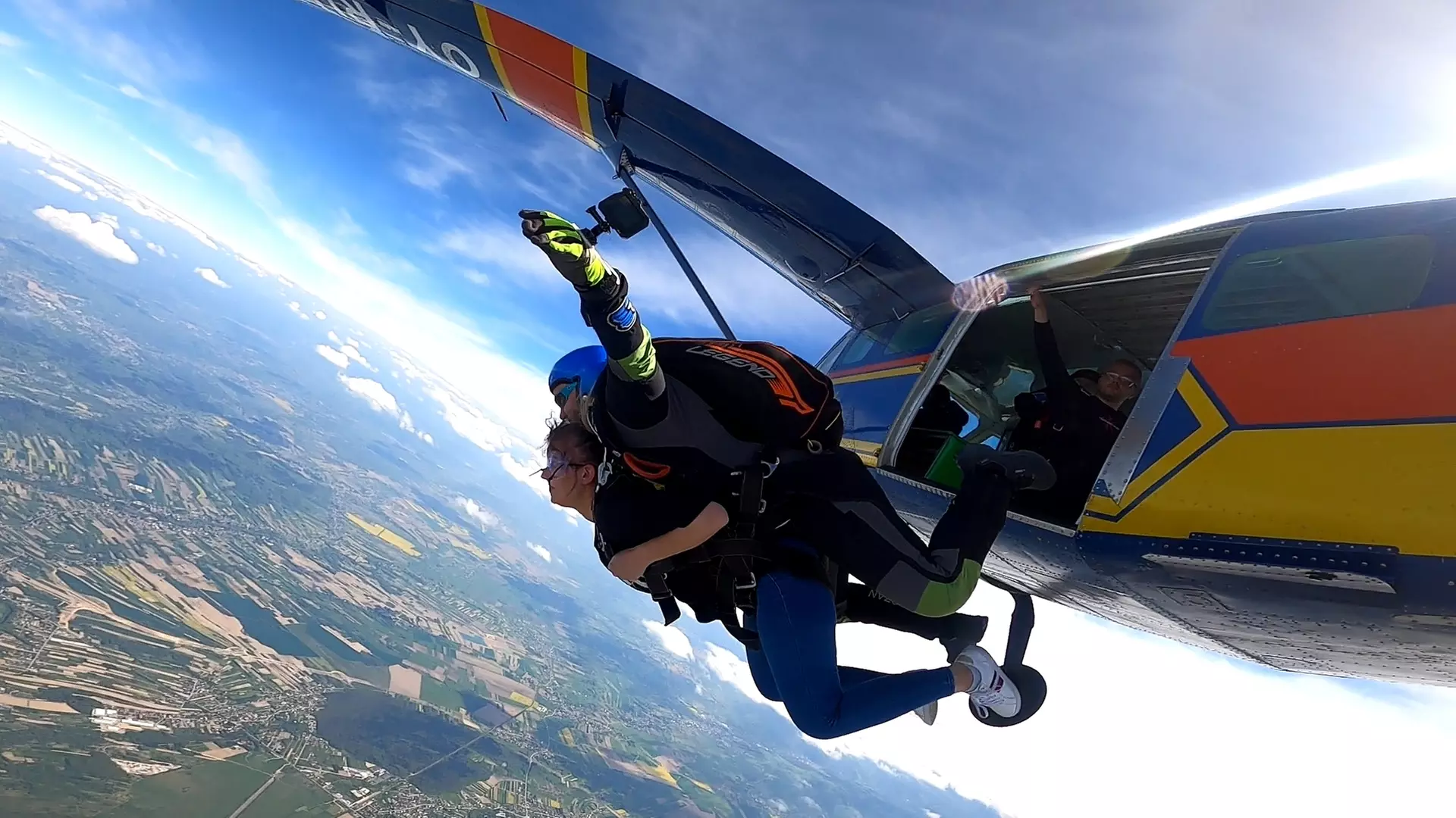 Podniebna przygoda: Skok spadochronowy w tandemie z 3500 m