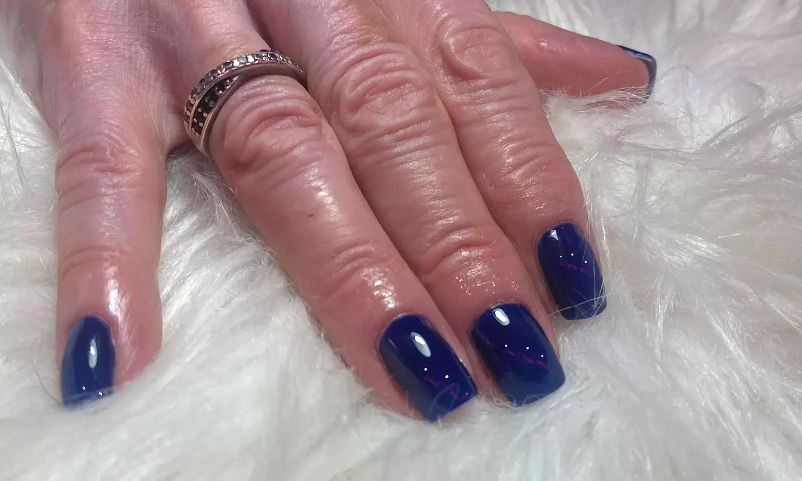 Manicura o pedicura clásica con esmaltado normal o semipermanente