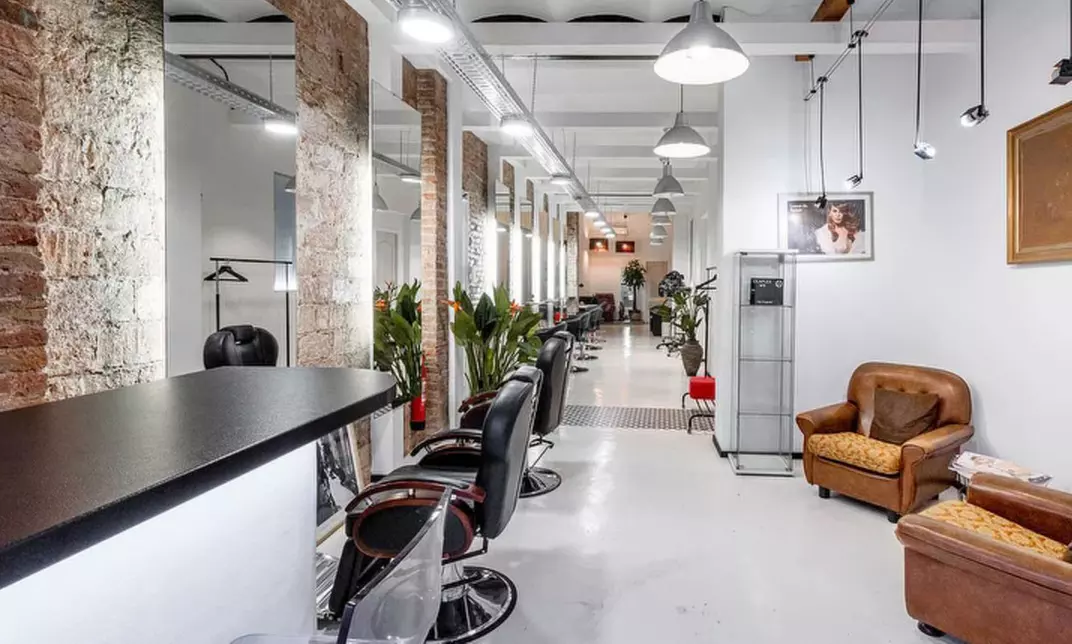 Sesión de peluquería, opción a corte y color, junto al Paseo de Gracia