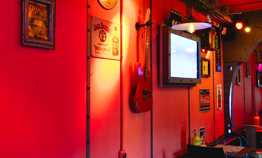 Image 2: Menú de burguer con patatas fritas y opción a bebida para 2 personas