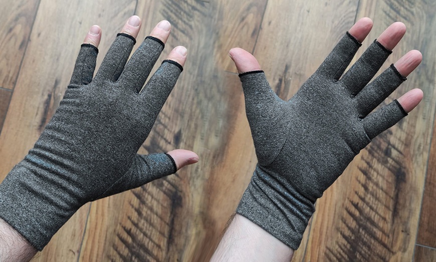 Image 8: Gants de compression légers sans doigts