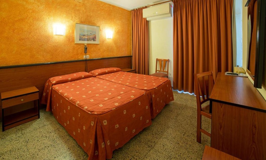 Image 19: Espagne : chambre standard en demi-pension