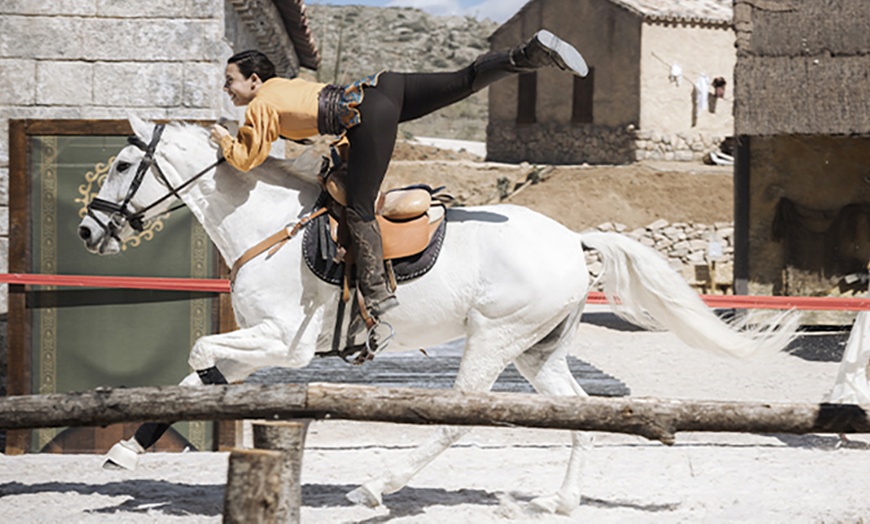 Image 2: ¡Vive la magia de Puy du Fou España! ¡Acceso para 2 personas!