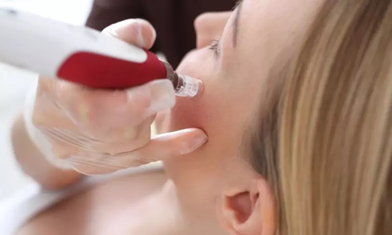 Limpieza facial con máscara LED