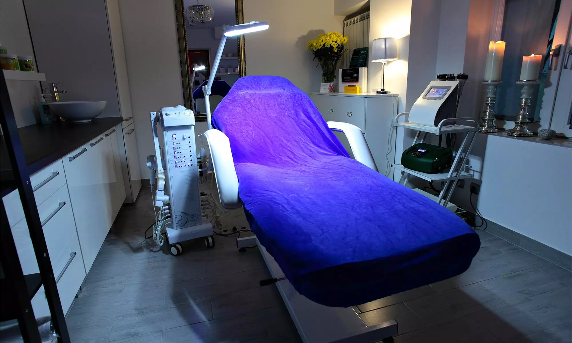 Wieloetapowe oczyszczanie skóry twarzy i mikrodermabrazja lub peeling