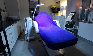 Wieloetapowe oczyszczanie skóry twarzy i mikrodermabrazja lub peeling