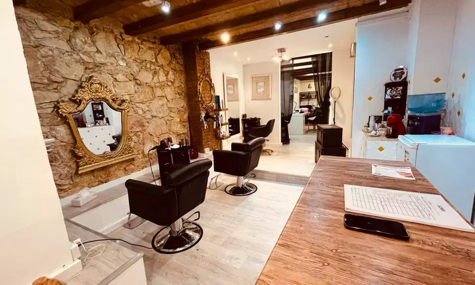 Sesión de peluquería con alisado de keratina brasileño hasta el hombro