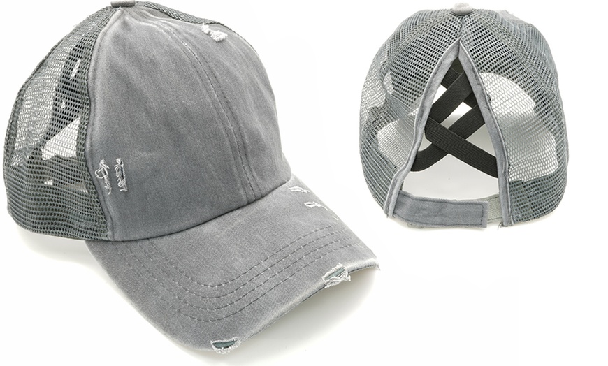 Image 3: Gorra con abertura para diferentes peinados