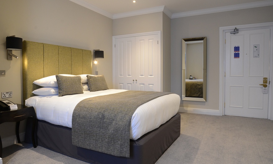 Image 5: Surrey: 4* Superior Room with Two-Course Dinner