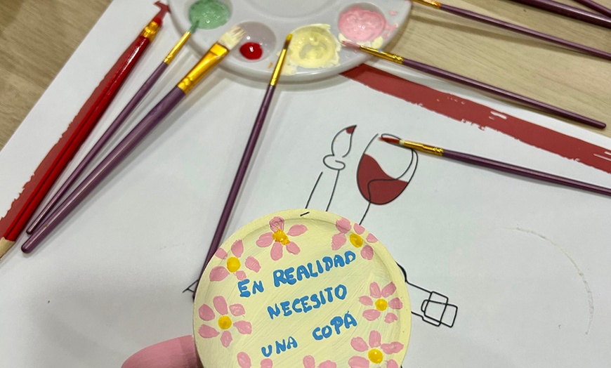 Image 4: Taller de pintura en cerámica o velas con barra de libre de vino