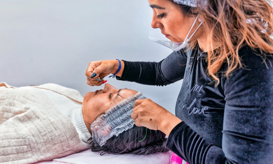 Image 3: Sesión de microblading y diseño de cejas en Mayte Bernini