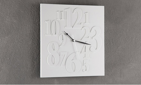 Orologio a muro disponibile in 2 colori