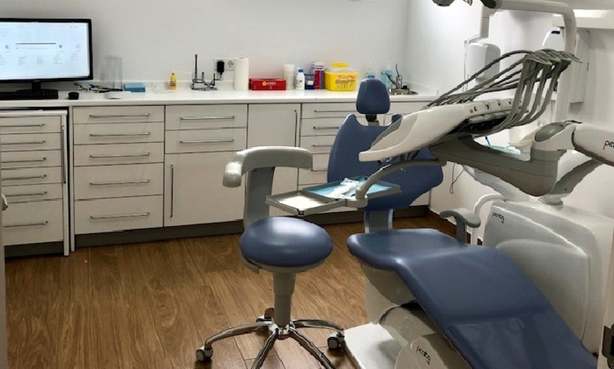 Image 3: Limpieza dental o blanqueamiento en Clínica Dra. Begoña Tello