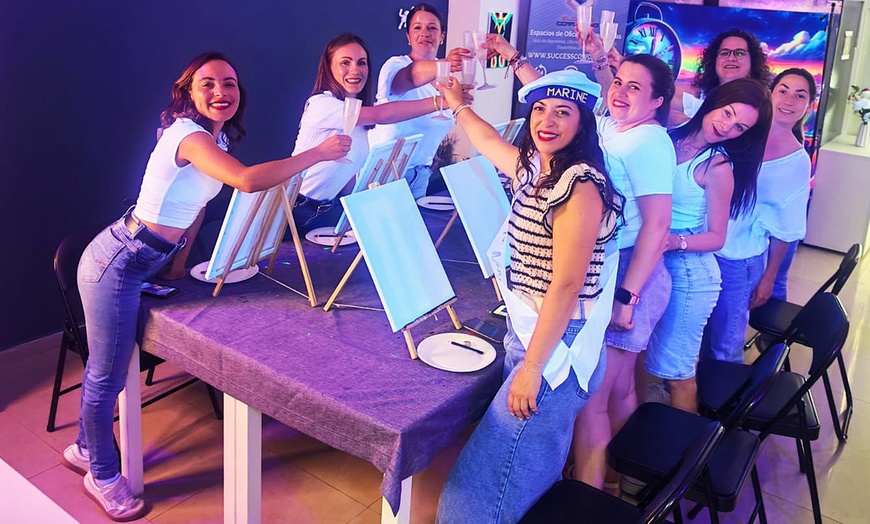 Image 11: Experiencia creativa de arte, neón y barra libre de vino para 1 o 2