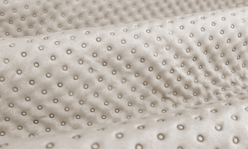 Image 8: Colcha ligera de primavera-verano para cama doble con diseño a motas