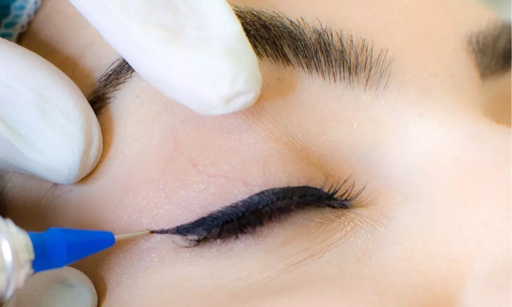 Permanent Make-up für Wimpernkranzverdichtung oder Microblading bei The Club Cosmetic (bis zu 33% sparen)