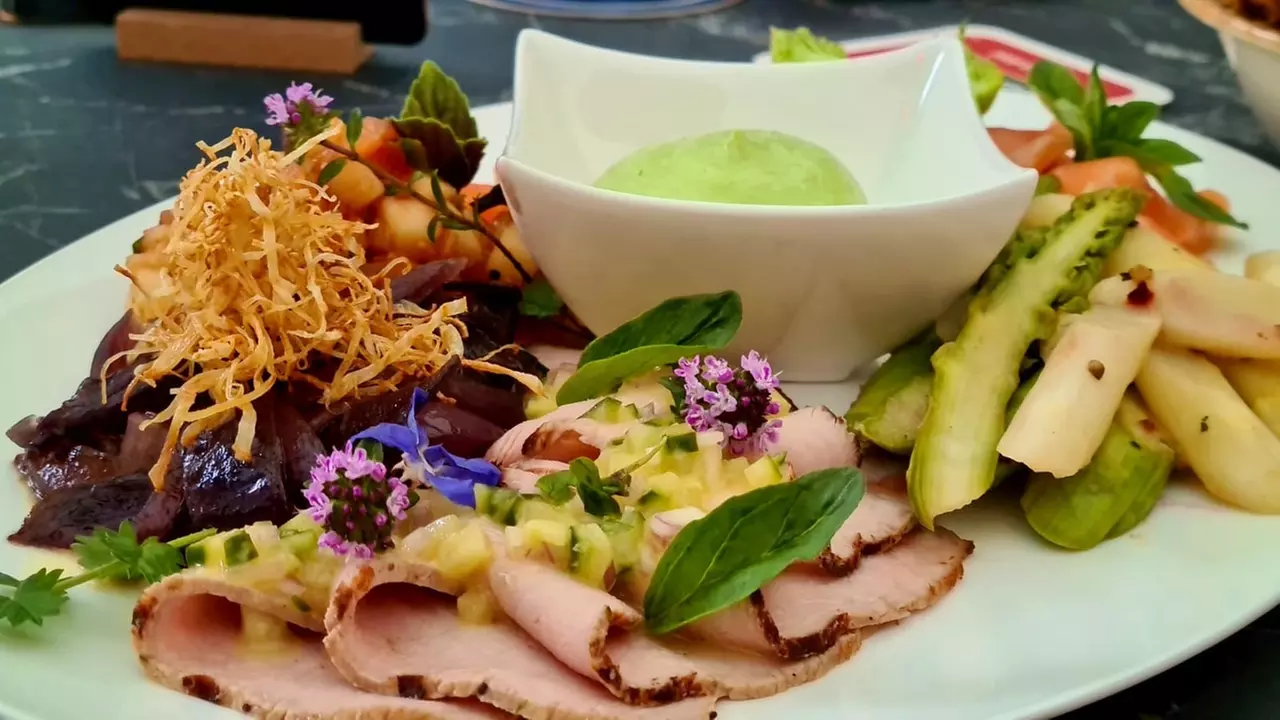Genieße ein 2-Gänge-ElbeGarten-Menü mit Blick auf die Elbe