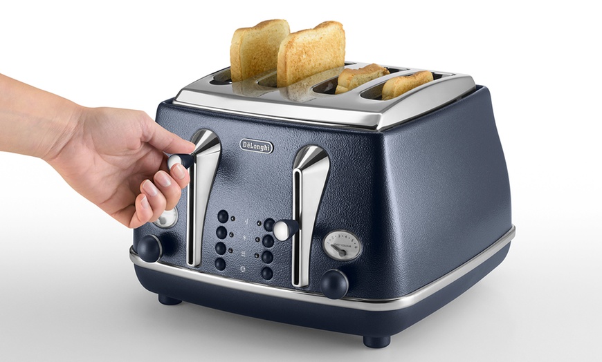 Image 7: Delonghi Kettle and Toaster Set