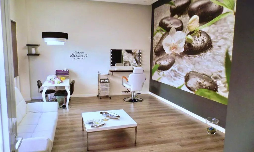 Limpieza facial con tratamiento y masaje facial en Astonish Sapphira