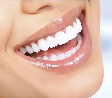 Examen, diagnostico y limpieza bucal o blanqueamiento con limpieza