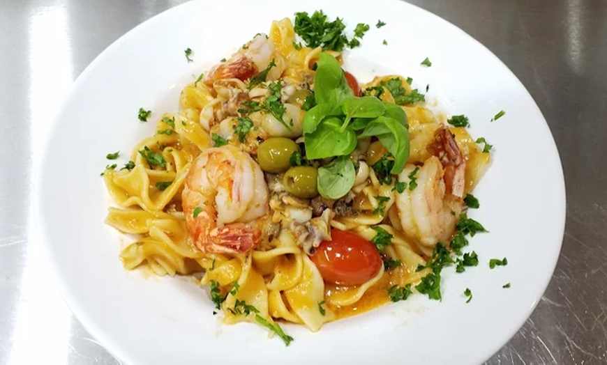 Image 6: Pizza oder Pasta nach Wahl, optional mit Salat für 2 oder 4 Personen