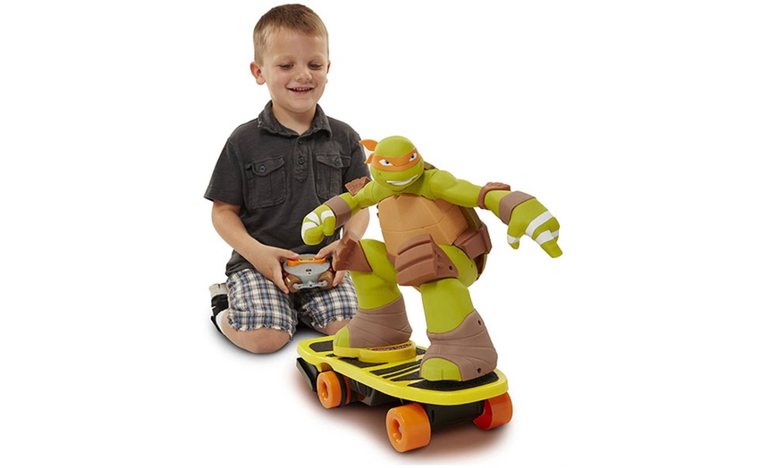 Image 2: Figurine Tortue Ninja skateboard